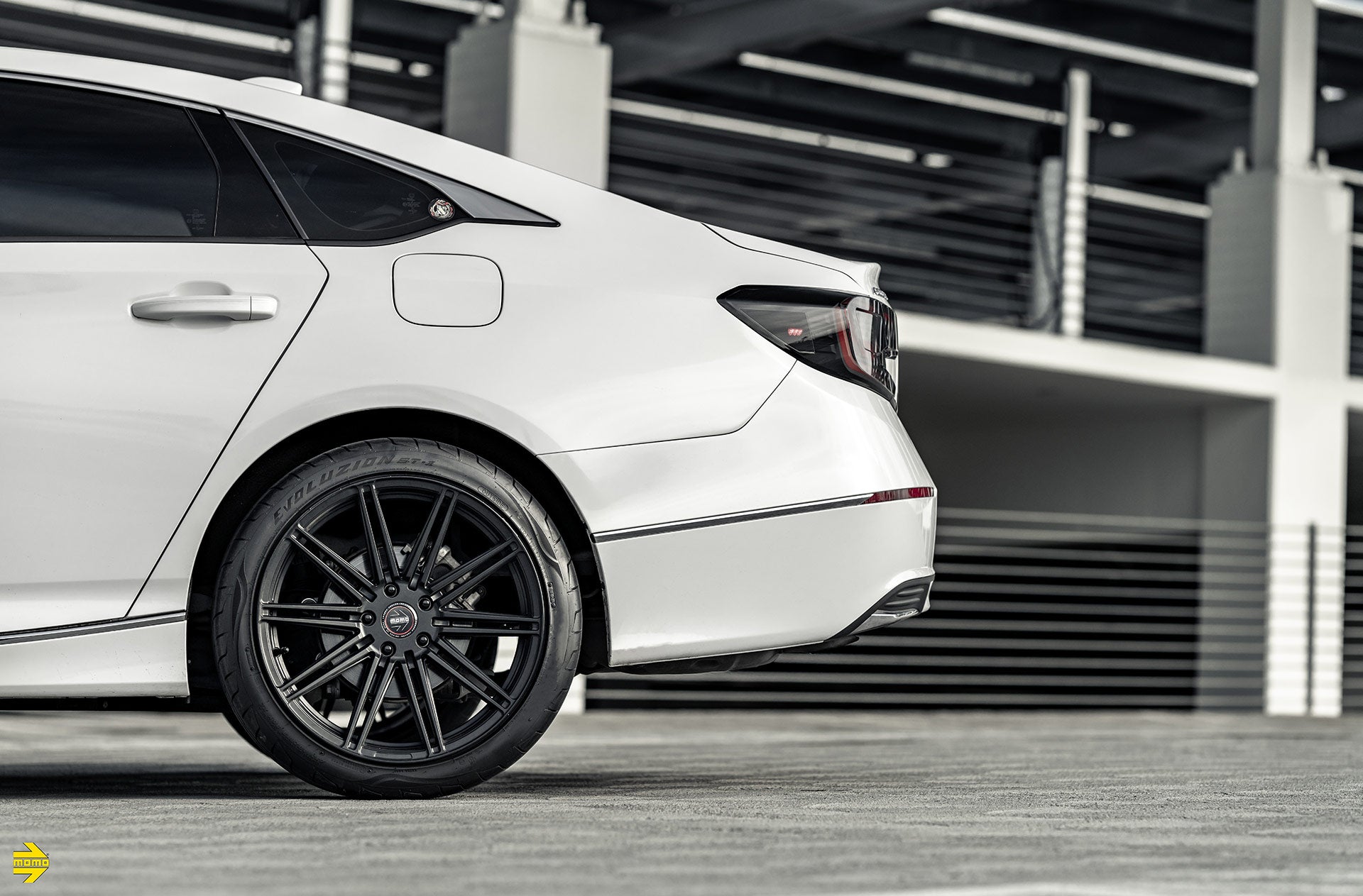 Honda Accord - Momo Barletta Satin Black